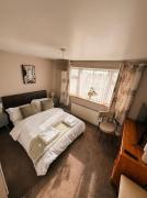 3 bed house, sleeps 5, 8 mins to Harold wood Station