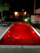 Casa da piscina vermelha