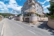 Apartments with parking space Trogir - 25406