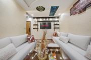 Golden cocoon - bright living room and cozy bedroom-