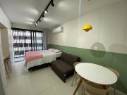 Studio Moderno com Varanda e Piscina