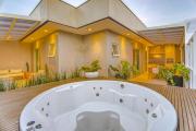 Exclusividade e Luxo com Jacuzzi Perto da Praia