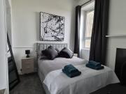 Modern Top Floor 2BR apartment
