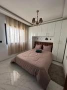 Cozy hotel-style emerald apartment