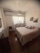 Luminoso depto de 3 amplios dormitorios y living comedor, cochera gratuita