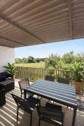AGENCE JF IMMO-T2 climatise 4 pers avec terrasse vue campagne piscine et parking V0773