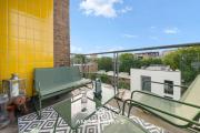 Modern 3 Bed Apartment in Acton by Amber Stays, Perfect for Business & Contractors