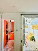 Stylish Central Cottage with Sunny Patio Stylish Central Cottage with Sunny Patio