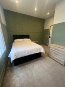 Hazel House Liverpool - 5 bedrooms - 5 Bed - 5 Bath - Group Stay