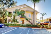 Sunny condo with pool, hot tub, tennis court, & gym - balcony & washerdryer