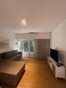 Departamento moderno con patio y pileta