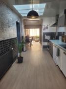 Maison avec terrasse couverte et cour exposée sud