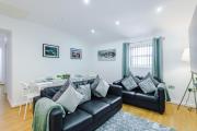 6-Bedroom Byrom Apartment - Ideal For Groups