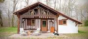Maison landaise typique sur grand airial