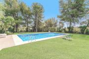 Modern townhouse w pool & garden, close to beach!
