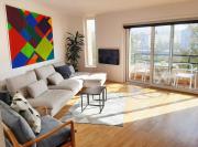 Bright & airy designed home, balcony, beach 1 min