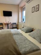 Rooms with private Bathroom & Free Parking Sobe Zoka,,