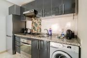 POOL, Central Location, Cosy 1BR, AC, Parking