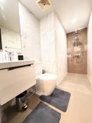 Urban Haven:Cozy 2BR Uptown BGC w Washer + Balcony