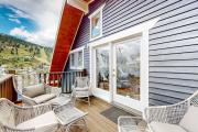 2-story home near Main St with private hot tub deck patio ski & mtn views