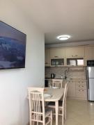 Светлый апартамент с открытым балконом на пляже