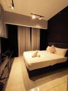 CLASSY SUITEs AT A X O N KL