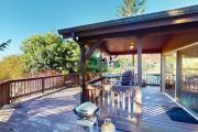 Dog-friendly cabin near the beach with expansive furnished deck & lovely views