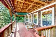 Lakefront home with loft two decks with amazing views kayaks & dock access