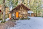 Quiet riverfront cabin with private hot tub & scenic location