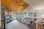 Cozy home on the golf course with SHARC amenity passes BBQ WiFi