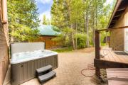 Home with private hot tub 2 fireplaces & W&D - drive minutes to hiking golf