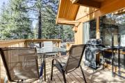 Cozy cabin with three decks EV charger & SHARC Passes - dog-friendly