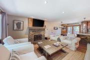 Luxurious Tahoe gem with furnished deck overlooking stream