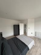 Stylish Double Bedroom in Brent, Near Wembley Stadium, Gladstone Park, Hampstead Heath, Brent Cross Shopping Centre - 6