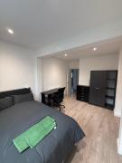 Spacious, Stylish Double Room with Shared Bathroom, Near Wembley Stadium, Gladstone Park, Hampstead Heath, Brent Cross Shopping Centre