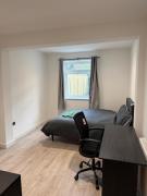Spacious, Stylish Double Room with Shared Bathroom, Near Wembley Stadium, Gladstone Park, Hampstead Heath, Brent Cross Shopping Centre