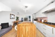 Lovely 3 Bedroom House Short Term Rental & Flexible Renting Limehouse with private parking and garden!
