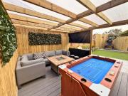 Private All-Weather Hot Tub House, Fire Pit & Pool Table, Free Parking, Near City Centre, Great Transport Links