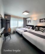 Newly opened 5 minutes from Hongdae Street 5 minutes from Hapjeong Station Premium Room for 6 People Luxury Dining Room Luggage Storage