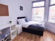 Spacious 4-Bed House in Fallowfield - Sleeps 8
