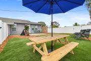 2BR King, Dog Friendly, Private Fenced Yard, Turf, Grill, Near Beaches