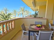 Estupendo apartamento en primera línea de playa y con vistas al mar