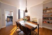 MCR 3 Bed House - Sleeps 5 - 2 Doubles & 1 Single - In Salford, 10 mins Uber from Manchester City Centre - Nearby to Old Trafford, Manchester united, Trafford Park, Salford Quays & more - Perfect for Short or Long Stays - With Free Street Parking