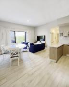 White Sands Tropical Oasis with Private Pool 3 Mins to the Beach
