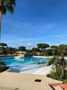 Chalet Californien rénové, superbe piscine dans la résidence, central, ST Tropez 7km!