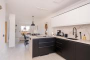 Luxury Penthouse Oasis - Sea View & Terrace