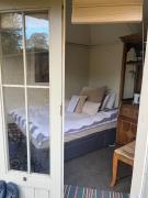 Small Private Guest cabin in lush green Dean area of Edinburgh