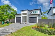 3 Mi to Naples Beach: Chic Group Getaway w Pools!
