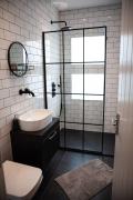 Heatons Retreat - Modern Two Bedroom Apartment