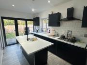 Massive cozy room with shared bathroom